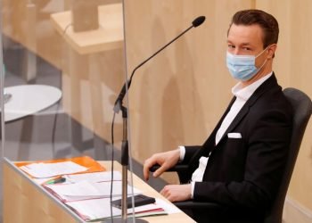 FILE PHOTO: Austrian Finance Minister Gernot Bluemel wearing a protective face mask waits for the start of a session of the Parliament, during the coronavirus disease (COVID-19) outbreak, in Vienna, Austria May 26, 2020. REUTERS/Leonhard Foeger