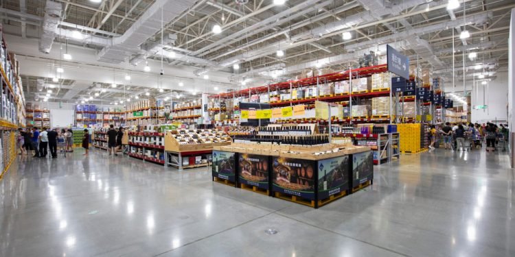 Sam's Club Store of Wal-Mart Group Storage Supermarket attracts consumers to buy daily necessities from the world. Chinese consumer prices rose 2.3% over the same period.