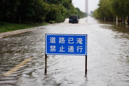 JIANGXI CHINA-July 1, 2017:Eastern China, Jiujiang was hit by heavy rain, and many urban areas were flooded. The vehicles were flooded, and the citizens risked their passage on flooded roads.