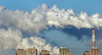 Smoke from the pipes of heat station - Moscow