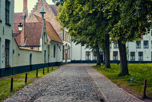 Old,Houses,And,Garden,Of,Begijnhof,Beguinage,In,Bruges,Town.