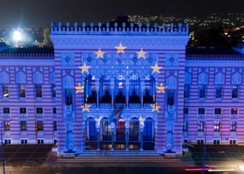 The European Union flag is projected on the National Library building in Sarajevo, Bosnia, Oct. 12, 2022.   -   Copyright  AP Photo/Armin Durgut