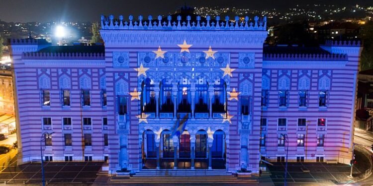 The European Union flag is projected on the National Library building in Sarajevo, Bosnia, Oct. 12, 2022.   -   Copyright  AP Photo/Armin Durgut