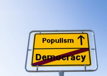 Sign,From,Demogracy,To,Populism