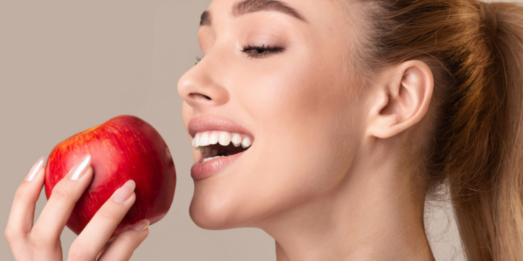 Do Eating Apples Clean Your Teeth