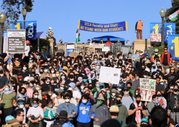 FILE PHOTO: People gather at the University of California Los Angeles, as the conflict between Israel and the Palestinian Islamist group Hamas continues, in Los Angeles, California, U.S., May 1, 2024. REUTERS/David Swanson/File Photo